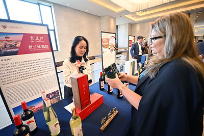 A foreign guest learns about Ningxia's wine during the opening ceremony of the 47th World Congress of Vine and Wine in Yinchuan, northwest China's Ningxia Hui Autonomous Region, Oct. 12, 2026. (Xinhua/Wang Peng)  Xinhua Silk Road: NW China's Yinchuan sees flourishing vine and wine sector with int'l events held 20261015043234EDT image 1