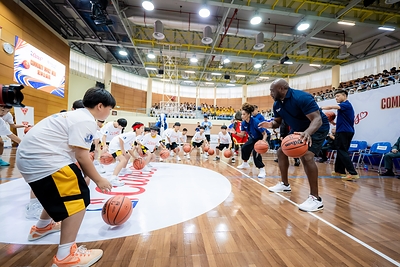 第三天的「校園日」邀請NBA傳奇球星米奇‧列治文（Mitch Richmond）及教練走進澳門粵華中學，與本澳學生進行籃球訓練及中國書法體驗，讓學生近距離向國際籃球精英學習，同時促進中西文化交流，當天共吸引約600人參與。