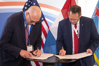 Tineke van der Veen, CEO of NLR, and Ron Fehlen, Vice President and General Manager of Skunk Works, sign an MOU to continue collaborating on advancing new defense technologies.