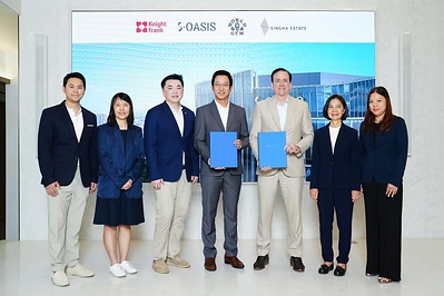 John Caraccio, CEO of World Gym International, and Chairath Sivapornpan, CEO of Singha Estate, held the contract