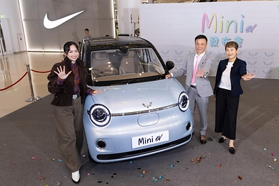(左至右）：五菱全新Mini EV活動主持王心兒、厲俊汽車有限公司董事及總經理王健文、澳門新富豪汽車有限公司總經理謝慧霞。王健文表示：「在今年一月到九月的9個月裡，五菱汽車的銷售量超過105萬輛，當中新能源純電車便超過40%。在當下的經濟環境裡，這樣的銷量難能可貴，顯示這種新的生活態度已經越來越受歡迎了。」