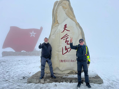 (Photos courtesy of the interviewees)Volker Haering (left) and Christian Y. Schmidt pose for a photo at the 4,114-meter mountain pass of Jiajin Mountain in southwest China's Sichuan province.