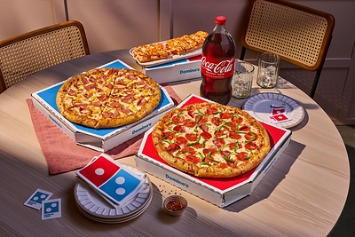 Desde el 19 de octubre de 2026 hasta el 10 de enero de 2027, los clientes de Domino's pueden apoyar la misión de St. Jude comprando el St. Jude Giving Combo por $26,99, que incluye dos pizzas grandes de dos ingredientes, ocho Stuffed Cheesy Bread, una Coca-Cola de dos litros y una donación de $1 a St. Jude.