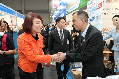 Chairperson Starry Lee shakes hands with Crab2B CEO Luo Yaohong