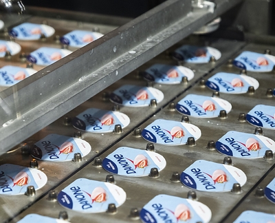 Imagem de divulgação: operação da Danone na fábrica de Poços de Caldas (MG)