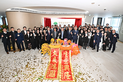 國泰世華香港分行迎來成立25周年里程碑，近十年總資產及客戶存款規模均成長逾兩倍，展現穩健經營成果。圖為2025年底國泰世華香港分行宣布喬遷進駐銅鑼灣「港島壹號中心」，展現深耕香港、邁向亞洲區域型銀行的信心與承諾。