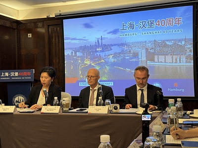 Peter Tschentscher (center), mayor of Hamburg, attends a news conference marking the 40th anniversary of Shanghai-Hamburg friendship-city ties in Shanghai on Oct 16.