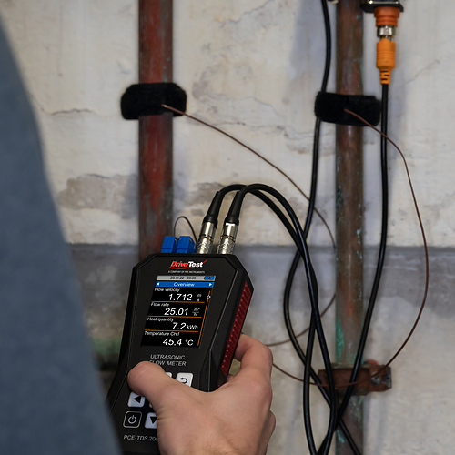 The DT-TDS 200 ultrasonic flow meter performing non-invasive flow velocity and thermal energy measurements directly on industrial piping. The DT-TDS 200 ultrasonic flow meter performing non-invasive flow velocity and thermal energy measurements directly on industrial piping.