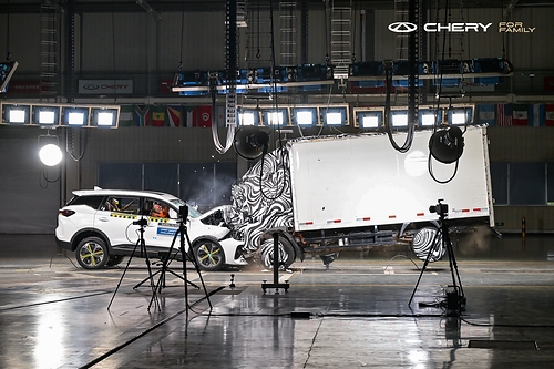 TIGGO7 undergoes a public crash test at the CHERY Brand Safety Challenge. This image opens in the lightbox