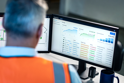 A plant manager reviews avoided downtime and cost savings on the Tractian platform.