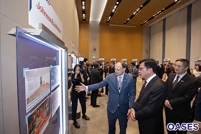 財政司副司長黃偉綸（中）與強生創新製藥香港及澳門總經理 Donatas Grabliauskas（左）。相片來源：OASES。