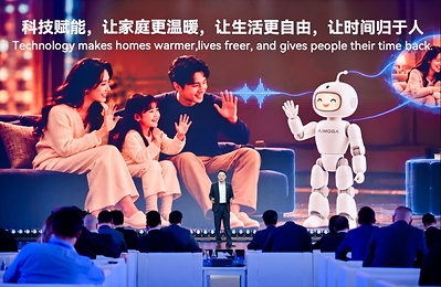 Peng Xia, Executive Vice President of AiMOGA Robotics, introduces the highlights of Mobo