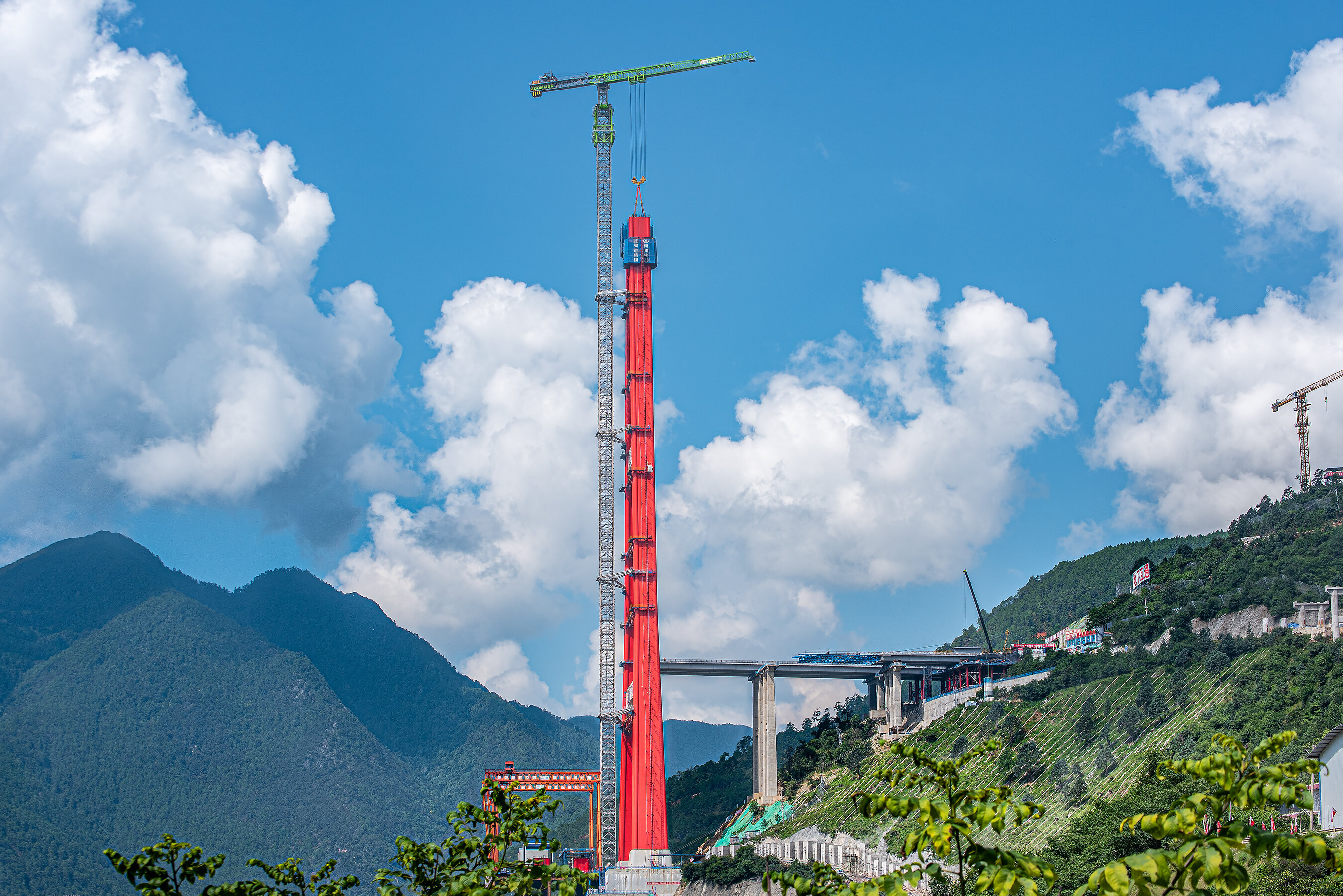 Les grues Zoomlion utilisées pour la construction du pont du lac Lugu