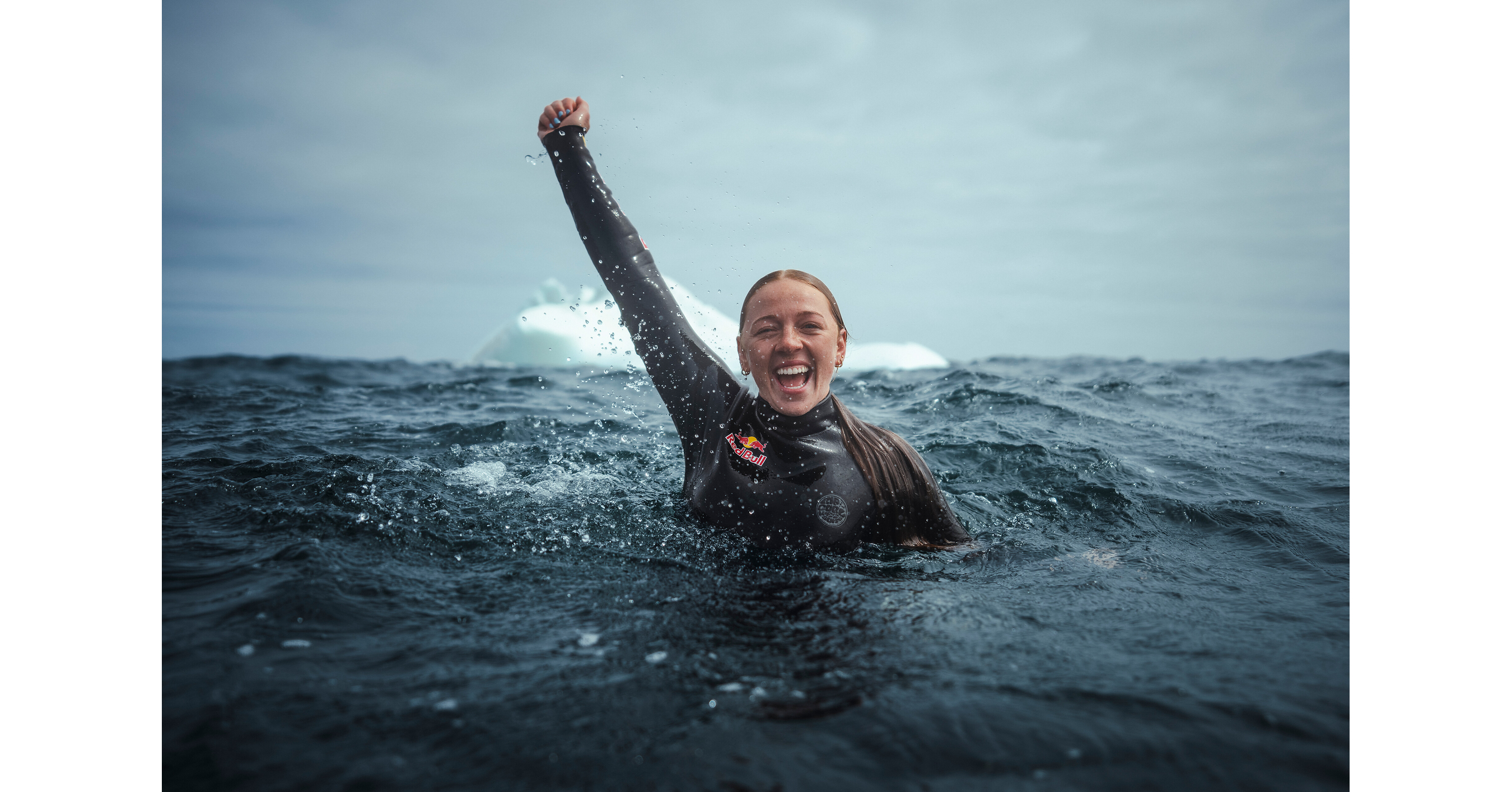La canadiense Molly Carlson se convierte en la primera mujer en saltar desde un iceberg aislado en Terranova