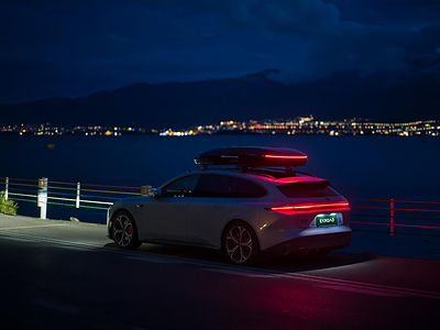 Nomadix Pro Roof Box Full-width Taillight