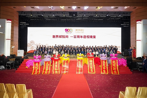 群獅齊鳴呈祥，百載同賀輝煌，一眾嘉賓與醒獅合照留念，氣勢非凡。