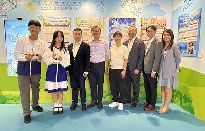 學苑本年以「科技向善 創意改變世界」為主題,宣揚「科技向善」理念。學苑董事局董事胡錦添教授(左四)及嚴康焯大律師(左三)與署理院長黃忠波先生(右三)、署理院長鄧景康先生(右二)、一眾嘉賓及資優學員拍照留念。 學苑本年以「科技向善 創意改變世界」為主題,宣揚「科技向善」理念。學苑董事局董事胡錦添教授(左四)及嚴康焯大律師(左三)與署理院長黃忠波先生(右三)、署理院長鄧景康先生(右二)、一眾嘉賓及資優學員拍照留念。
