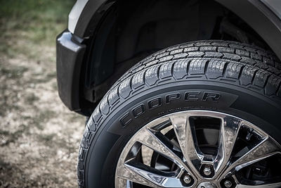 Designed with tall, straight sidewalls and an optimized footprint that places a maximum amount of tread in contact with the road, the Cooper Discoverer HT helps provide confident handling and stability, even when carrying heavy loads. 