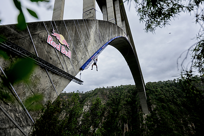 Red Bull-Athlet Thomas van Tonder überquert 600 Klettergerüste unter der Bloukrans-Brücke