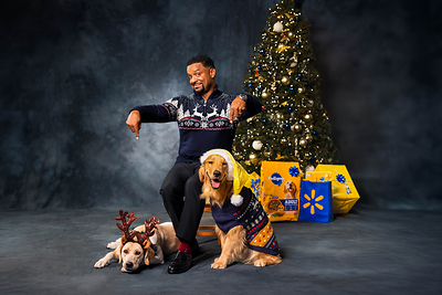 Beloved ‘90s star Alfonso Ribeiro will trade in his signature sweater for a festive one, showing off nostalgic, 90s-inspired PEDIGREE® Pawliday Portraits with his besties, Aksel and Ace, and helping your pups get ready for their own close-up before the experience comes to a Walmart near you.