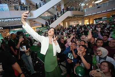 Anggis Devaki berfoto bersama para penggemar di acara Mixue Matcha Booyah Series. Anggis Devaki berfoto bersama para penggemar di acara Mixue Matcha Booyah Series.