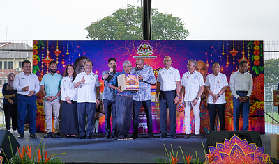 KESUMA BAWA KECERIAAN DEEPAVALI KEPADA LEBIH 100,000 RAKYAT MENERUSI 18,000 BAKUL MAKANAN MADANI