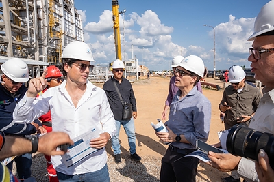 NABEP CEO Alejandro Betancourt gives Charg&eacute; d’Affaires John M. Barrett a tour of operations control center Zuata 2.
