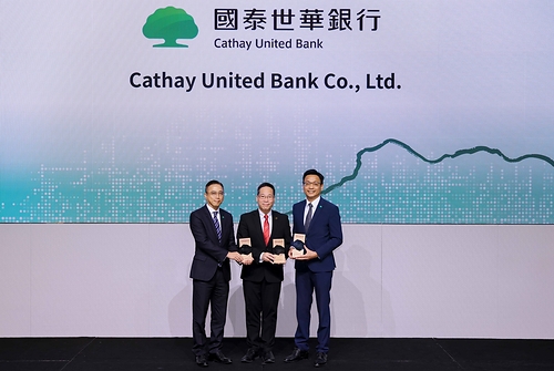 國泰世華香港分行本月獲香港品質保證局頒發「香港綠色和可持續金融大獎」三大獎,展現深耕綠色及可持續發展金融領域的專業實力。圖為香港品質保證局總裁陳沛昌(中)頒獎予國泰世華香港分行行長劉昌豪(右)和專案協理李大輝(左)。
(圖/國泰世華銀行提供) 國泰世華香港分行本月獲香港品質保證局頒發「香港綠色和可持續金融大獎」三大獎,展現深耕綠色及可持續發展金融領域的專業實力。圖為香港品質保證局總裁陳沛昌(中)頒獎予國泰世華香港分行行長劉昌豪(右)和專案協理李大輝(左)。
(圖/國泰世華銀行提供)