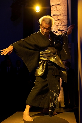 Min Tanaka's performance at the occasion of "Lineage of Gold * Lineage of Silver", the Japan SUI Collection exhibition, 22 - 23 October 2026, organised by the Cabinet Office, Government of Japan at the Palais de Chaillot, Paris. Photo courtesy of the Japan SUI Collection.