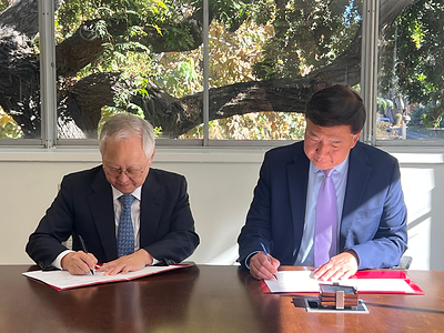 MegaGen Implant CEO Park Kwang-bum (left) and representatives of USC Herman Ostrow School of Dentistry sign the gift agreement.
