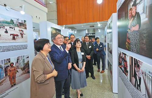 Warner Cheuk Wing-hing (front, center), Hong Kong's deputy chief secretary for administration, accompanied by Liu Weiling (front, right), deputy editor-in-chief of China Daily, visits the Changing Asia photo exhibition in Shenzhen, Guangdong province, on Monday. ADAM LAM/CHINA DAILY Warner Cheuk Wing-hing (front, center), Hong Kong's deputy chief secretary for administration, accompanied by Liu Weiling (front, right), deputy editor-in-chief of China Daily, visits the Changing Asia photo exhibition in Shenzhen, Guangdong province, on Monday. ADAM LAM/CHINA DAILY
