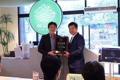 藝康頒贈「藝康科學守護模範餐廳」獎牌予阿爾法餐飲集團旗下五家門市，肯定門市從產品導入、流程建立到人員培訓，將科學化清潔衛生標準落實於日常營運。