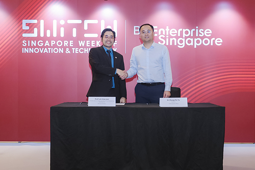 Prof. Loh Xian Jun, Executive Director of A*STAR IMRE & MARVEL-AI, and Dr. Peiyu Zhang, CSO of XtalPi, at the MOU signing ceremony Prof. Loh Xian Jun, Executive Director of A*STAR IMRE & MARVEL-AI, and Dr. Peiyu Zhang, CSO of XtalPi, at the MOU signing ceremony
