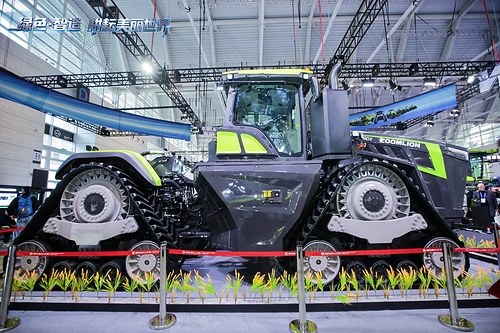 Zoomlion apresenta o trator híbrido 9DX de 1.600 cavalos de potência para agricultura em larga escala Zoomlion apresenta o trator híbrido 9DX de 1.600 cavalos de potência para agricultura em larga escala