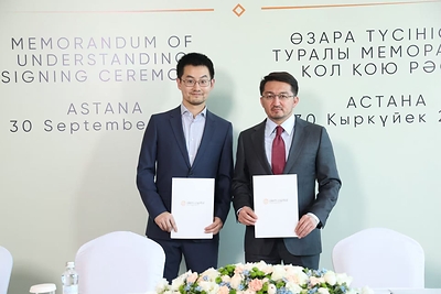 David Zhen Yin (left), founder of Oxus Metals AI, and Zhaslan Madiyev (right), Deputy Prime Minister and Minister of Artificial Intelligence and Digital Development of Kazakhstan, at the memorandum of understanding signing ceremony in Astana